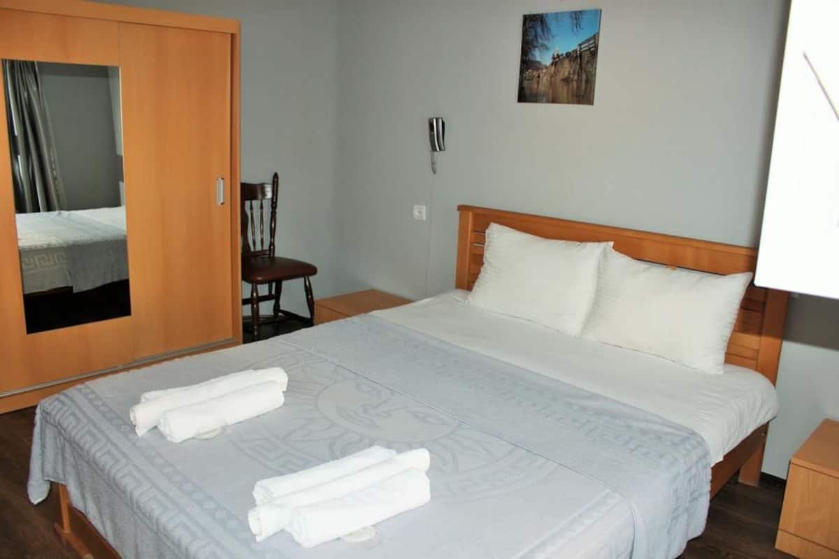 Economy Room, 1 King Bed | Premium bedding, down comforters, blackout drapes, soundproofing