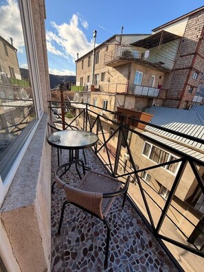 Outdoor dining - Qeroli Hotel (Tbilisi)