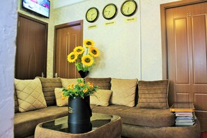 Lobby sitting area - Qeroli Hotel (Tbilisi)