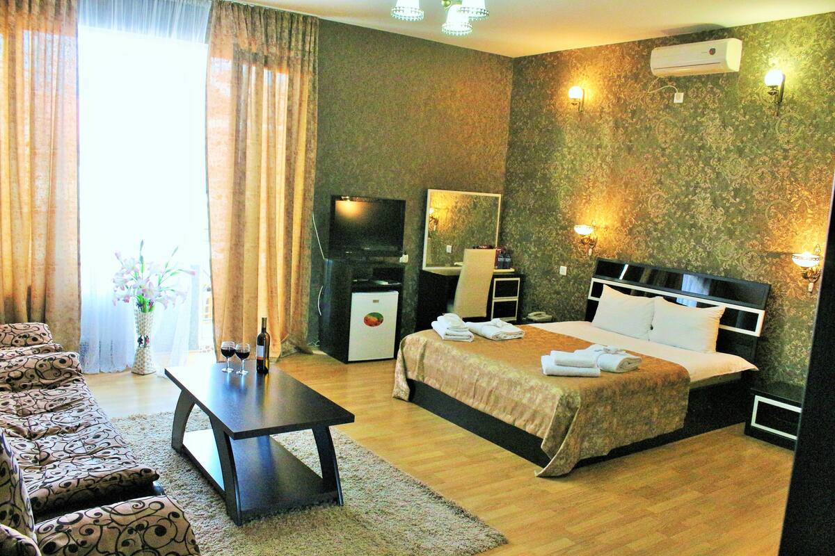 Luxury Room, 1 King Bed | Premium bedding, down comforters, blackout drapes, soundproofing