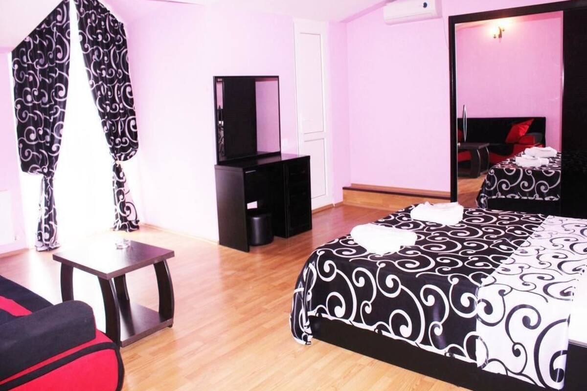 Family Room, 1 King Bed | Premium bedding, down comforters, blackout drapes, soundproofing