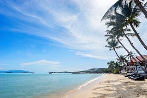 On the beach, white sand, sun loungers, beach umbrellas - Ban Mok Talay Beachfront Villa (Koh Samui)