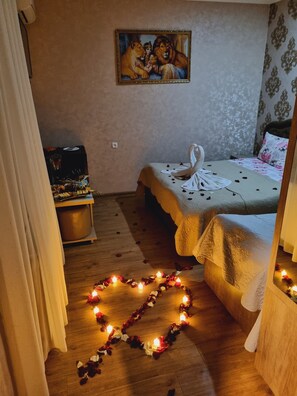 Premium bedding, memory foam beds, soundproofing, iron/ironing board - Hotel Lotus (Akhaltsikhe)