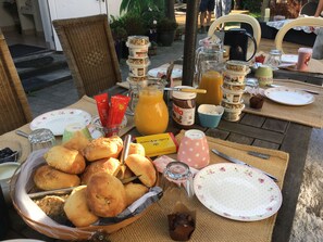 Desayuno completo todos los días (con cargo) 
