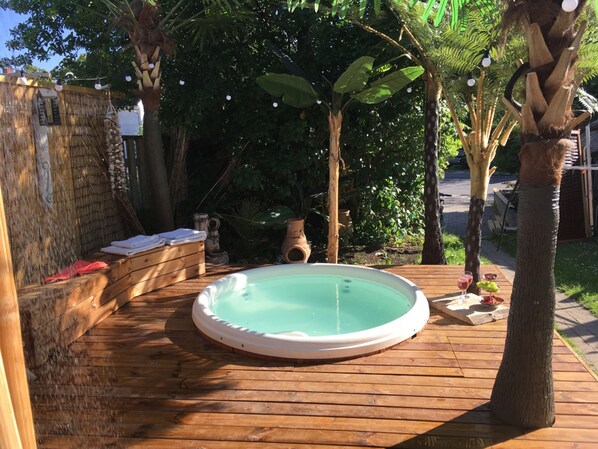 Outdoor spa tub
