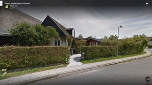A residential street in Hillerød, Capital Region of Denmark, with houses, a sidewalk, and a street lamp. - Sovdejligt (Hillerod)