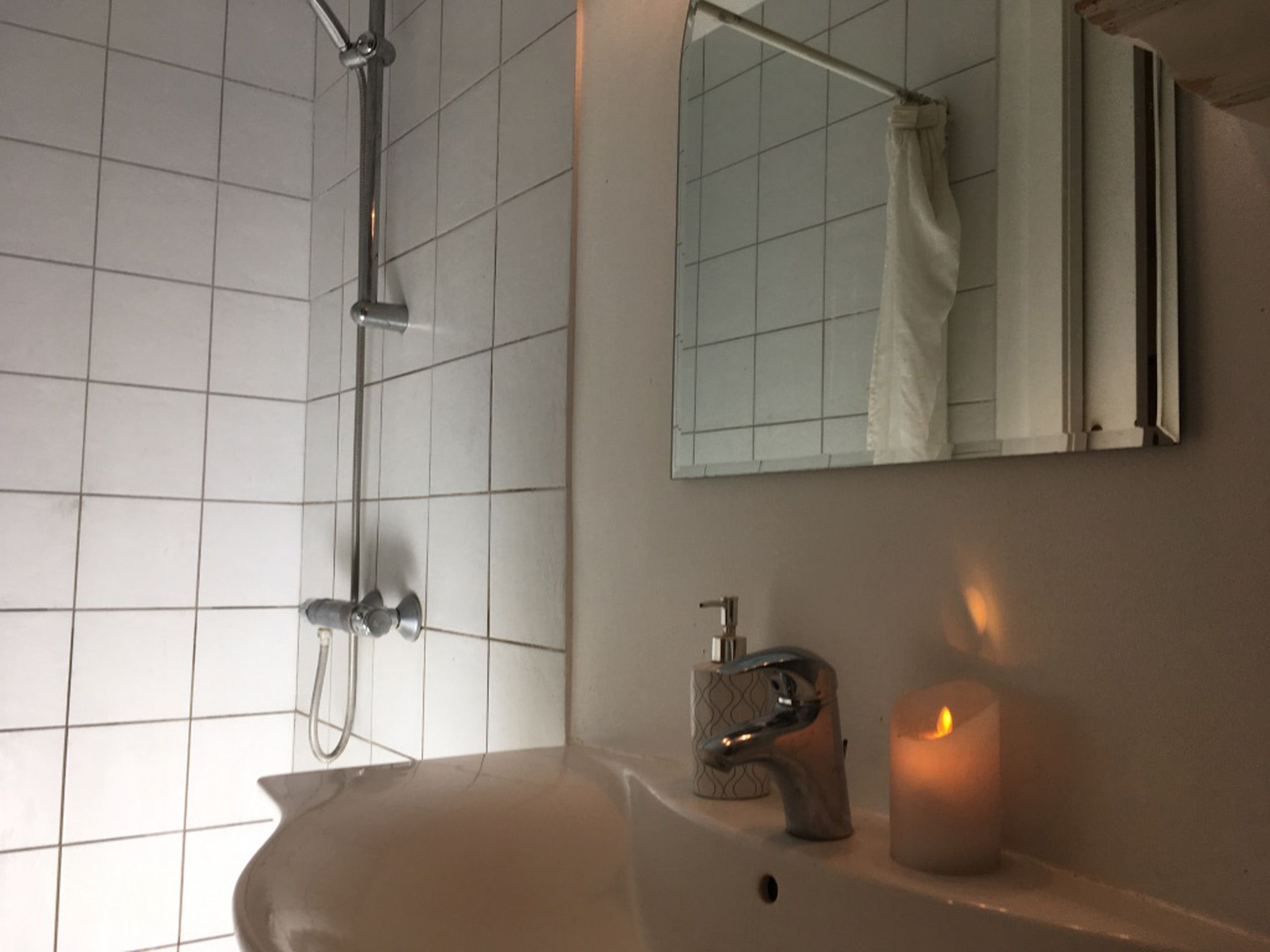 Ducha, artículos de tocador gratuitos, secador de pelo, toallas