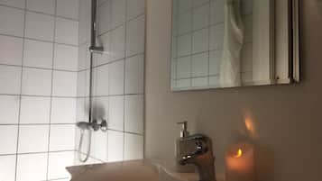 Ducha, artículos de tocador gratuitos, secador de pelo, toallas