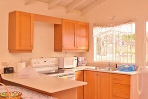 Private kitchen - Getaway Home (Falmouth)
