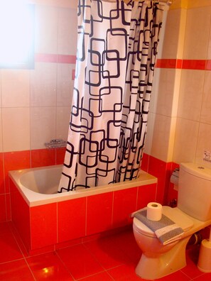 Quadruple Room (1st Floor) | Bathroom | Towels