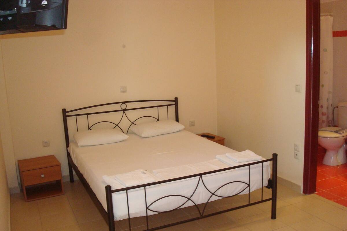 Soundproofing, free WiFi, bed sheets