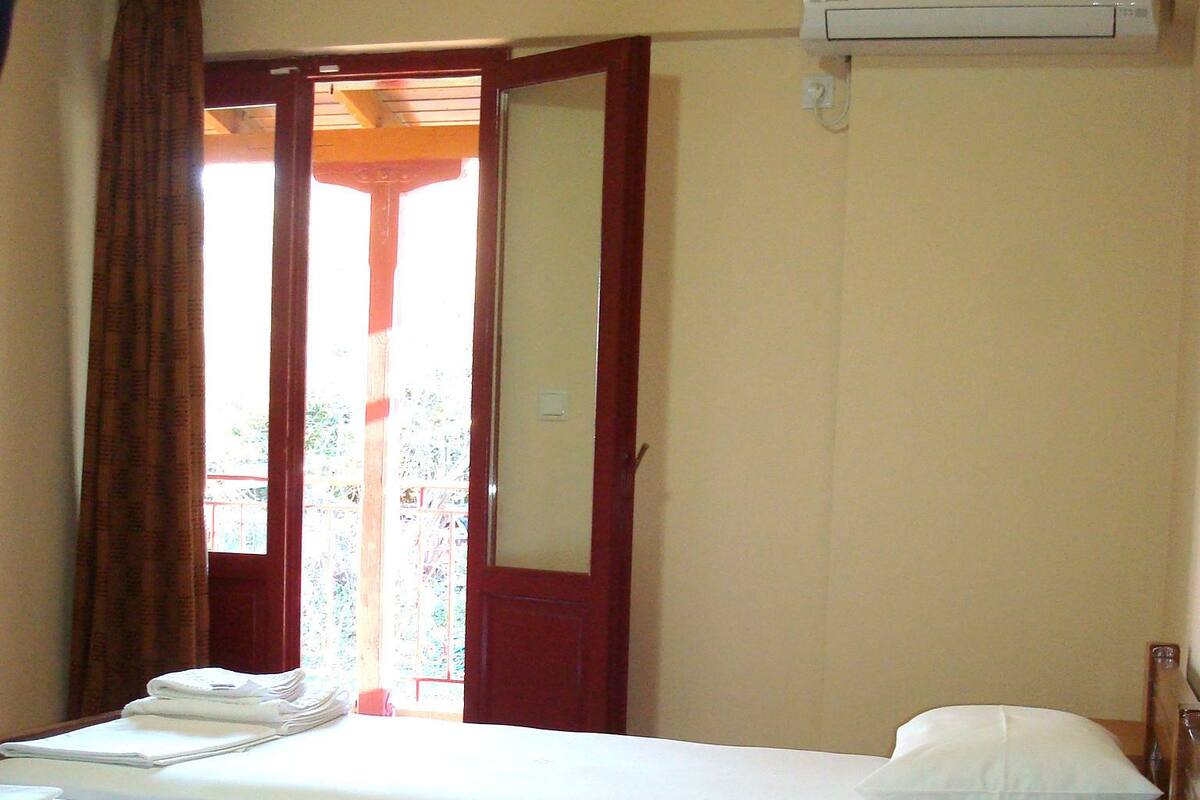 Soundproofing, free WiFi, bed sheets