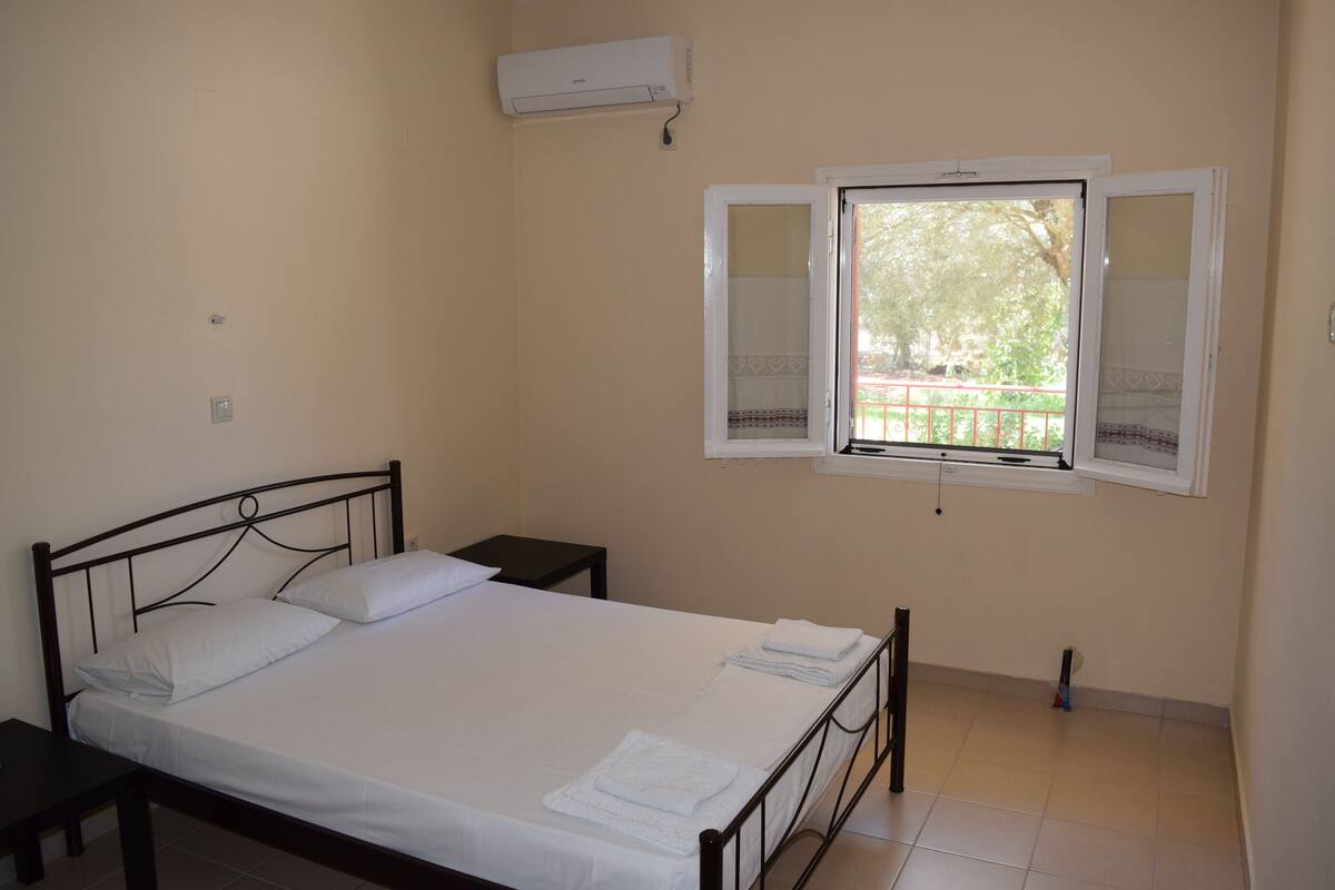 Soundproofing, free WiFi, bed sheets