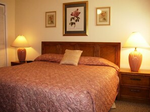 Beachfront, Family Condo, 2 Bedrooms, Non Smoking, Pool View Full Kitchen, Villa #46 | Strykejern/-brett, wi-fi (inkludert) og sengetøy