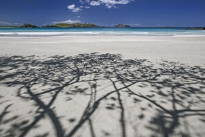 Sulla spiaggia, lettini da mare, teli da spiaggia