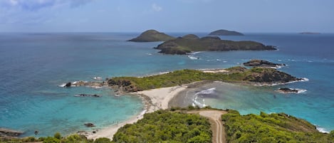 Plage, chaises longues, serviettes de plage