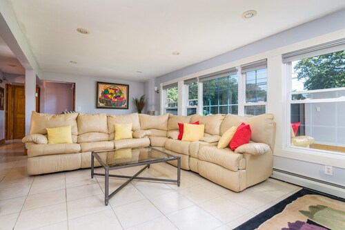 Experience Massapequa charm near Roosevelt Field Mall, 15 Mins to Jones Beach