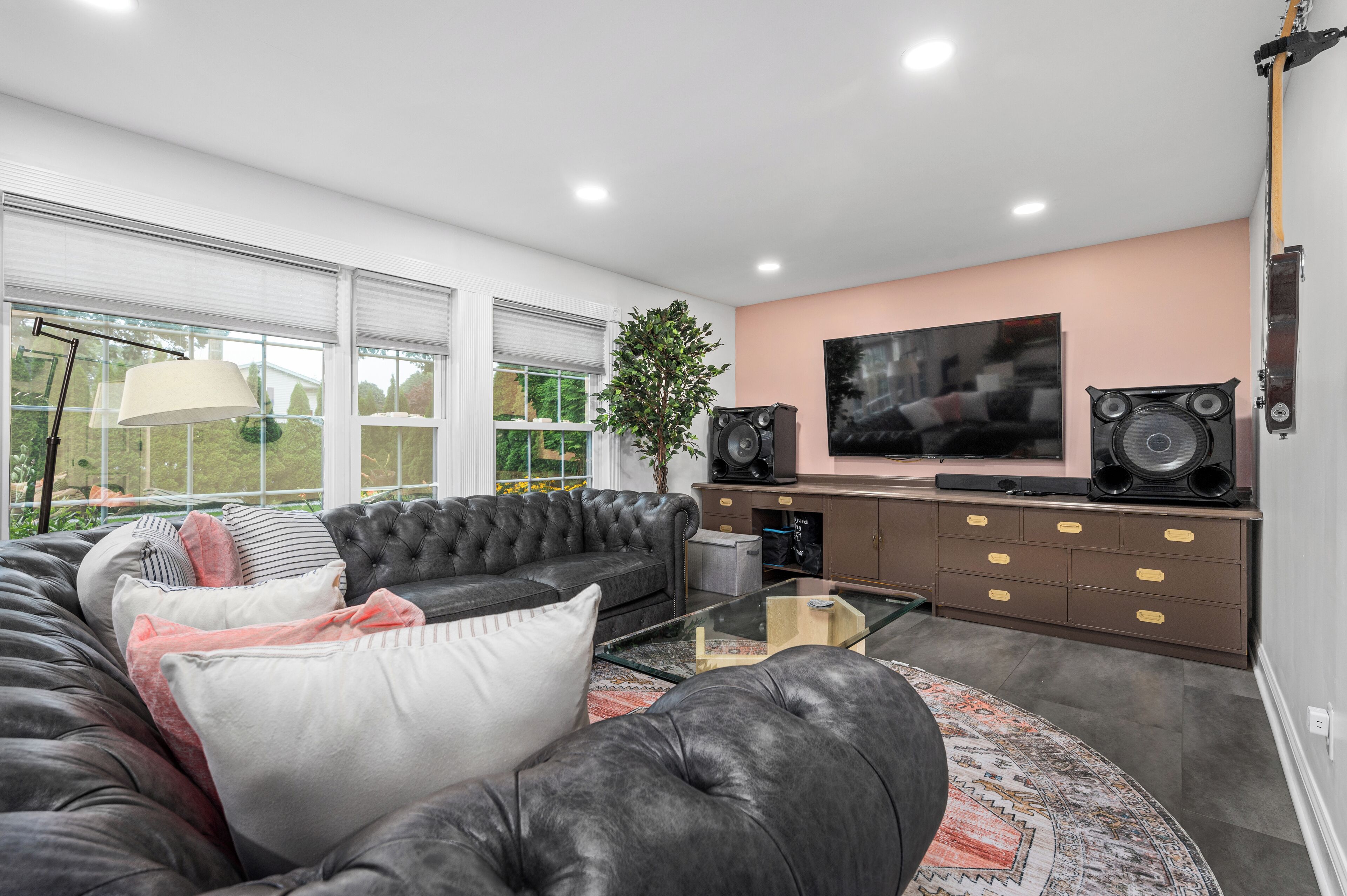 Smart-tv, boeken, een stereo en een printer