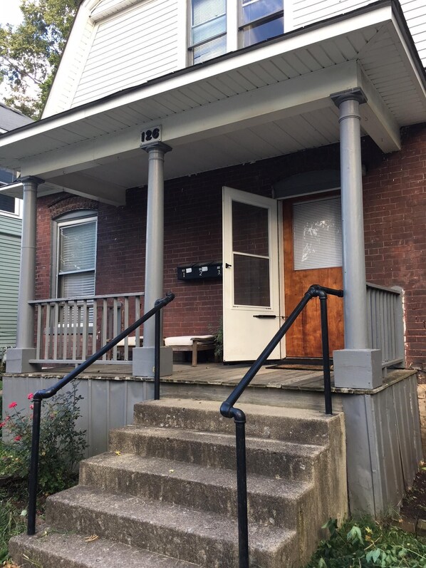 Exterior detail - Cozy Downtown Apartment - Steps to UK and Downtown! (Lexington)