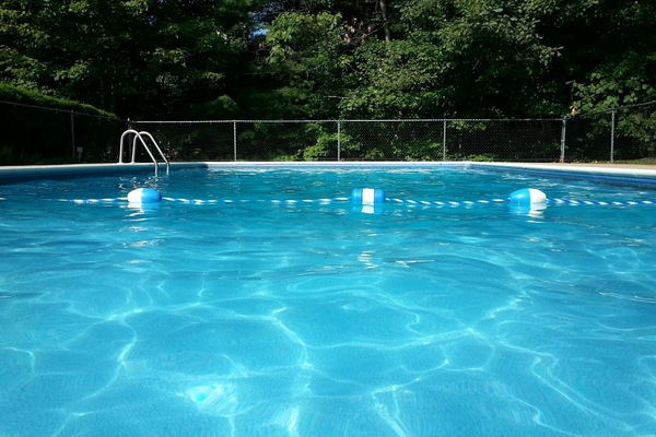 Una piscina al aire libre, una piscina climatizada