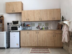 冷蔵庫、電子レンジ、オーブン、コンロ