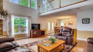 Een smart-tv, een open haard, videogames en een kantoor