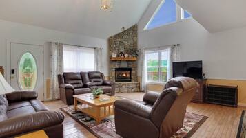 Een smart-tv, een open haard, videogames en een kantoor