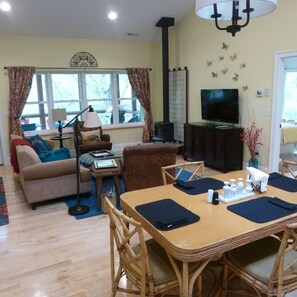 Interior - Creekside Cottage! Hiking. Gardens. 5 min to town. Close to shopping/dining.WiFi (Asheville)