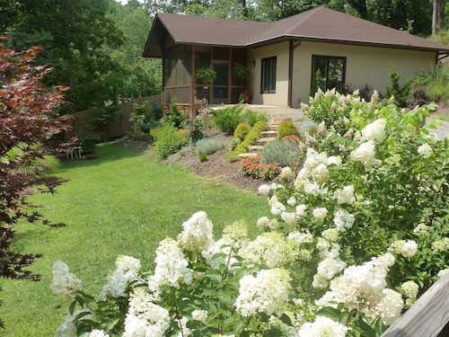 Creekside Mökki! Vaellus. Gardens. 5 min kaupunkiin. Lähellä ostos / ruokailu. WiFi