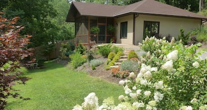 Creekside Mökki! Vaellus. Gardens. 5 min kaupunkiin. Lähellä ostos / ruokailu. WiFi