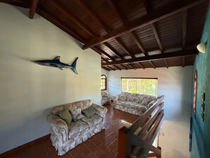 Een televisie, tafelvoetbal en een tafeltennistafel