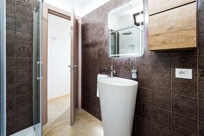 Shower, hair dryer, towels - Seafront villa with pool near Syracuse, Sicily - Lavanda (Noto)