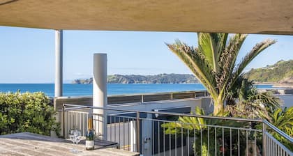 Ensisijainen sijainti rannalla Waiheken saarella.