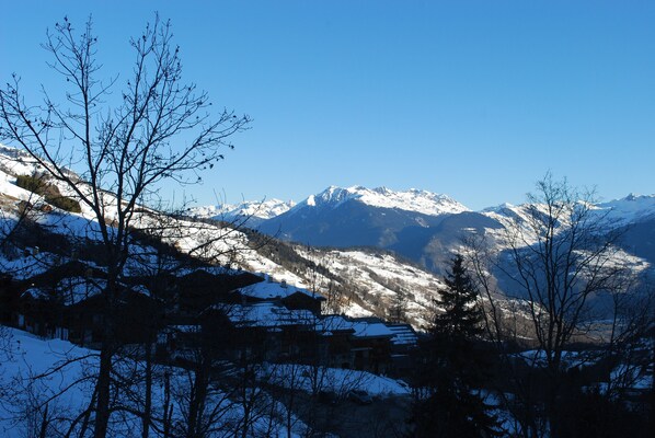 A mountainous landscape with snow-covered peaks and a clear sky. - Valmorel Duplex, 3 bedrooms, 6-8 pers - Skis at your feet, in the heart of the resort (Les Avanchers-Valmorel)