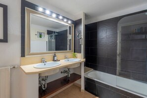 Combined shower/tub, free toiletries, hair dryer, bidet