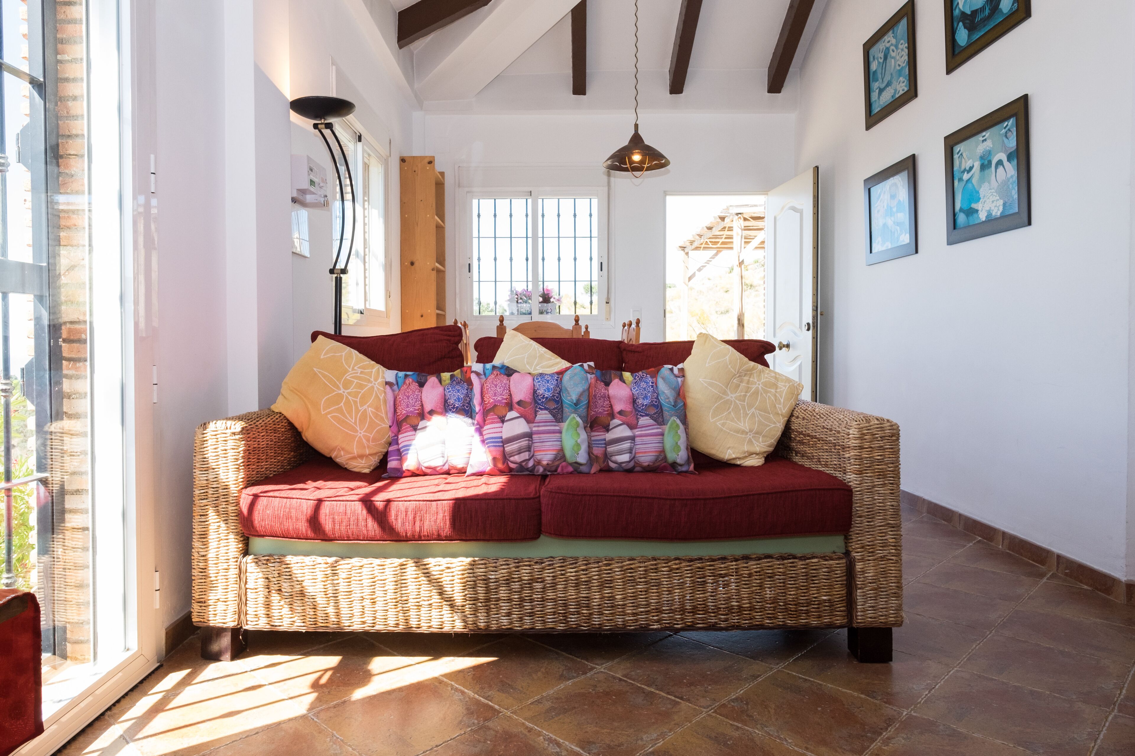 TV connectée, cheminée, jeux vidéo, lecteur de DVD