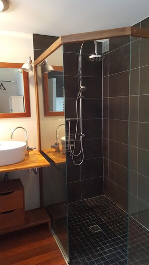 Duschwanne, Haartrockner, Handtücher, Toilettenpapier