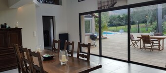 Renovated Catalan farmhouse, 2 minutes from the centre of Céret, not overlooked.