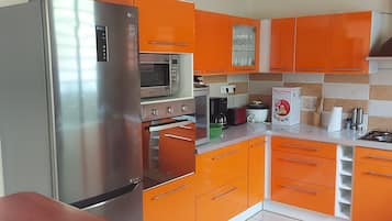 Refrigerador, microondas, horno, placa de cocina