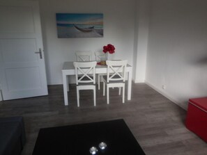 Dining - Central but quiet near the beach with optimal shopping WLAN included (Wilhelmshaven)
