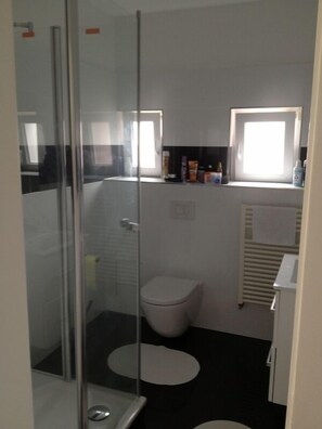 Shower, hair dryer, towels - Central but quiet near the beach with optimal shopping WLAN included (Wilhelmshaven)