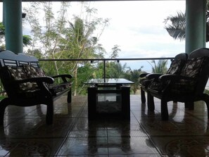 Terrace/patio - Clare's Beach House (Panglao)