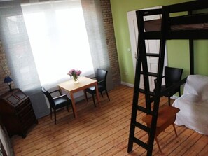 3 bedrooms, iron/ironing board, free WiFi, bed sheets - Characterful, romantic apartment close to the river Ruhr, old town and mountains (Essen)