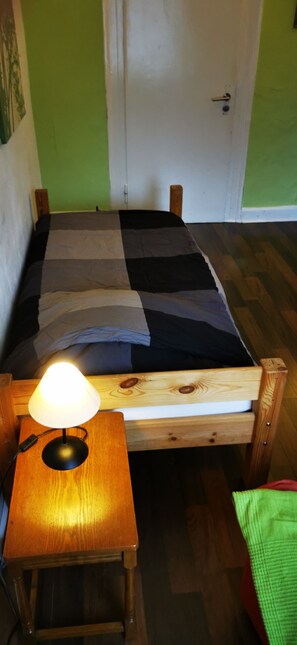 3 bedrooms, iron/ironing board, free WiFi, bed sheets - Characterful, romantic apartment close to the river Ruhr, old town and mountains (Essen)