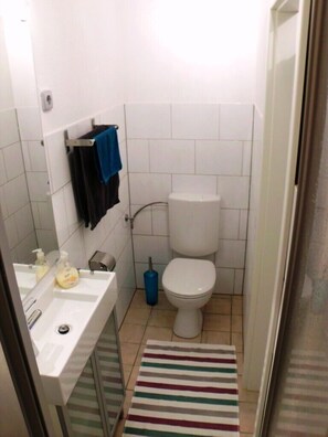 Shower, towels, soap, toilet paper - Characterful, romantic apartment close to the river Ruhr, old town and mountains (Essen)