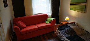 TV, books, music library, stereo - Characterful, romantic apartment close to the river Ruhr, old town and mountains (Essen)