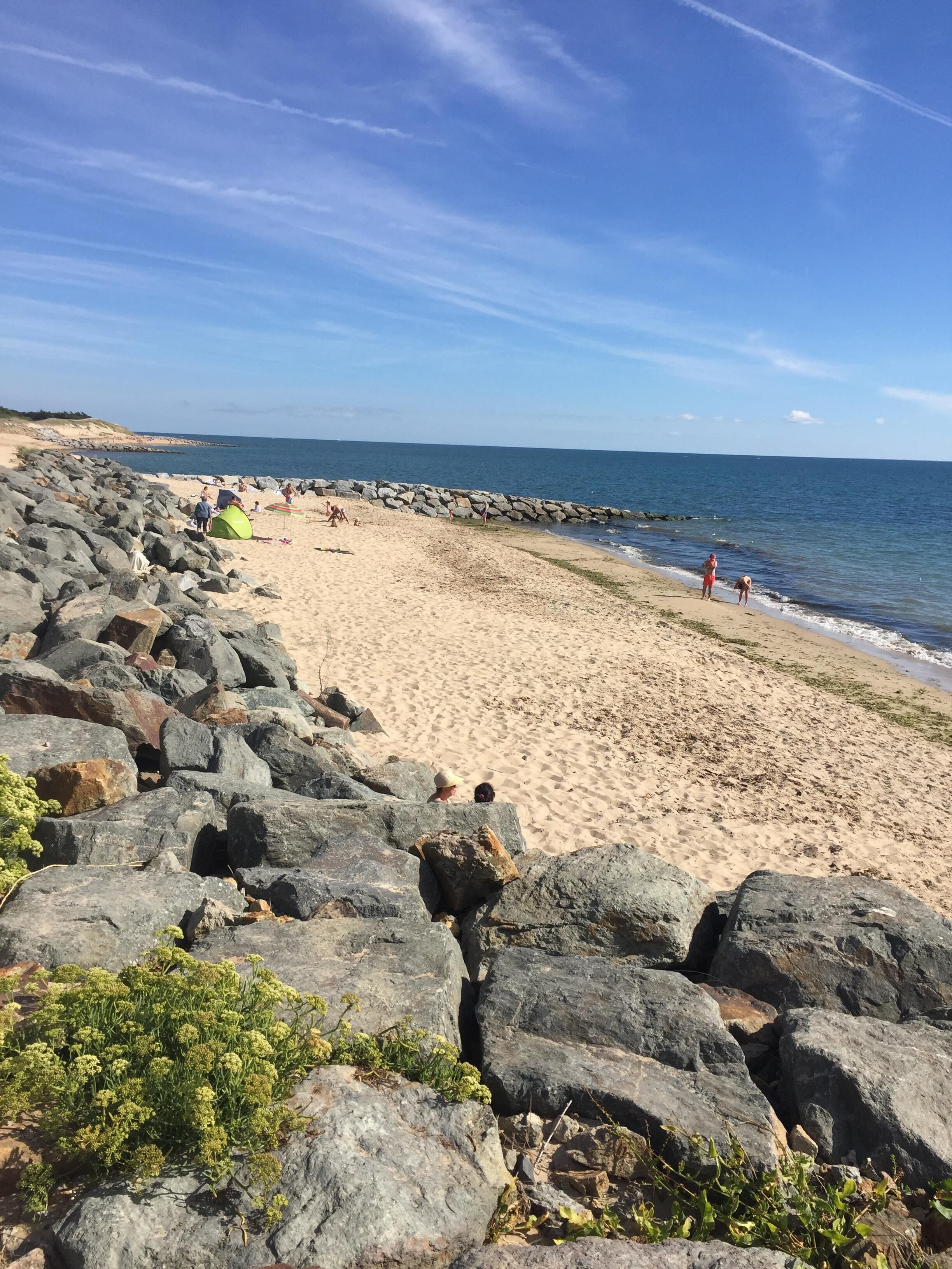plage des Eloux, à 150m directement par la dune.