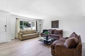 TV, caminetto, studio