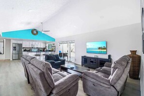 TV, caminetto, studio