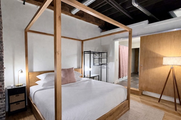 2 bedrooms, iron/ironing board, internet, bed sheets